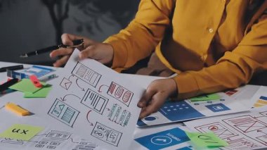 Tablet üzerinde çalışan ve dijital tablet üzerinde pazarlama projesini tartışan kadın tasarımcı.