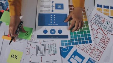 business, technology, Internet ve people konsepti - masadaki yapışkan notla tablet ve bilgisayarla çalışan takım