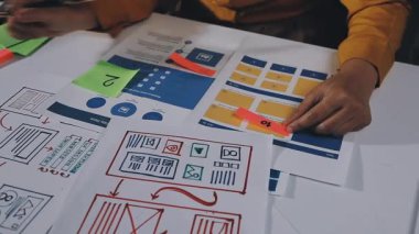 Tablet üzerinde çalışan ve dijital tablet kullanan tasarımcı kadın