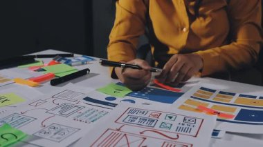 Tasarımcı evde çalışıyor