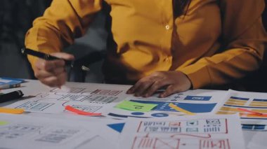 Grafik tasarımcısı olan kadın tasarımcı proje üzerinde çalışıyor. yaratıcı iş tasarımcısı tasarımı.