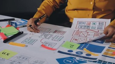 Grafik düzeni ve tasarım düzeni ile çalışan tasarımcı kadın