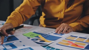 Bilgisayarı ve kalemi olan genç bir kadın.