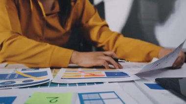 Ofiste Dijital Tablet üzerinde çalışan İş kadını