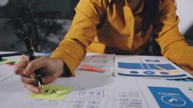 Ofiste dijital tabletle çalışan genç iş kadını