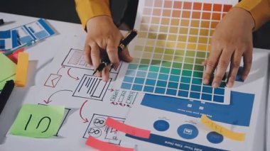 Kadın tasarımcı geleceğin tasarımının rengini seçmek için renk seçiyor.