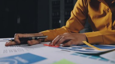 ofiste çalışan iş kadın