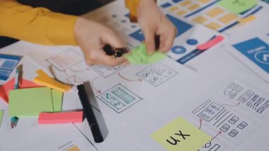 Ekranda bir çizim ve işaretleyici ile iş tasarımcısı.