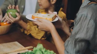 Kadın mutfakta sağlıklı yemek pişiriyor.