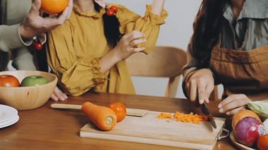 Mutfakta aile yemekleri, sağlıklı yaşam tarzı ve insanların konsepti.