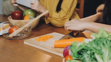 Genç çift mutfak gıda hazırlama