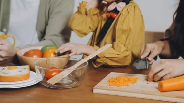 Genç bir kadın mutfakta yemek pişiriyor.