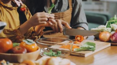Mutfakta salata hazırlayan kadına yakın durun..