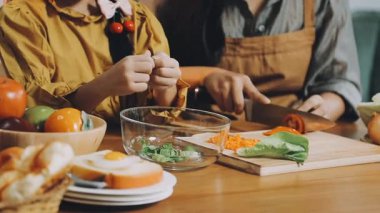 Kadınların ellerini kapatın ve mutfaktaki tahta tahtada taze yemek hazırlayın.