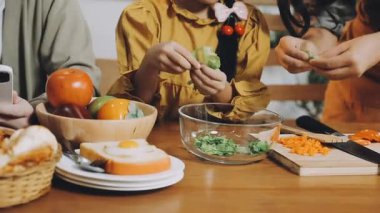 Mutfakta yemek pişiren kadına yakın dur.