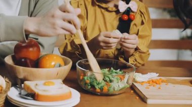 Kadın salata için sebze salatası hazırlıyor.