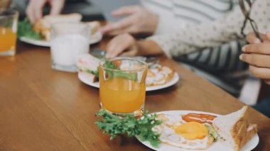 Ekmek ve sebzeli taze pişmiş yumurta..