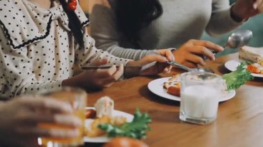 Genç çift kahvaltısını evde yapıyor.