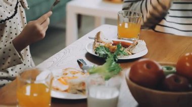 Restoranda bir tabak yiyecek, içecek, salata ve taze sebzeyle genç bir kadın. sağlıklı kahvaltı, sağlıklı yemek, diyet, diyet