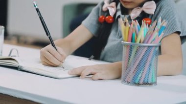 not etmek üstünde yazılı kadın