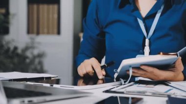 Dizüstü bilgisayarla çalışan iş kadını