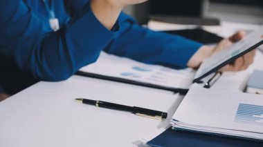 İş ekibi ofisinde toplanıyor.