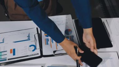 Ofiste masa başında çalışan iş kadınını kapatın.