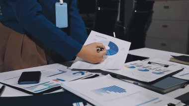 Ofiste belgelerle çalışan genç iş kadını.