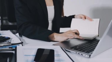 Ofiste dizüstü bilgisayarla çalışan genç bir kadın