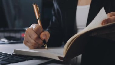 Ofiste dizüstü bilgisayarda çalışan genç bir kadın.