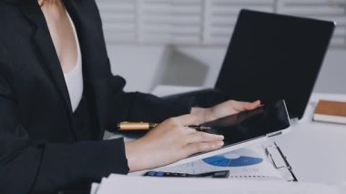 Masa başında çalışan iş kadını