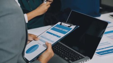 Tablet bilgisayar kullanan işadamı