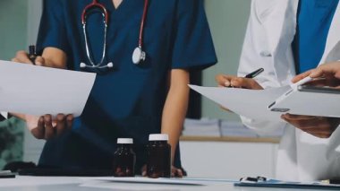 Doktorlar masadaki hastayı tartışıyor.