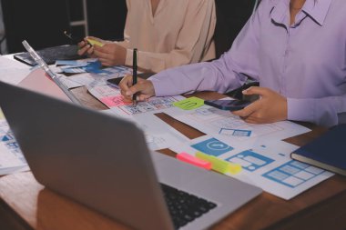 Mobil uygulama arayüzü kablo dizaynı hakkında modern ofisteki müşteri breif ve renk kodu ile fikir alışverişinde bulunan uu geliştirici ve ui tasarımcısını kapat. Yaratıcı dijital geliştirme ajansı.