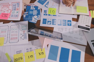 Mobil uygulama arayüzü kablo dizaynı hakkında modern ofisteki müşteri breif ve renk kodu ile fikir alışverişinde bulunan uu geliştirici ve ui tasarımcısını kapat. Yaratıcı dijital geliştirme ajansı.