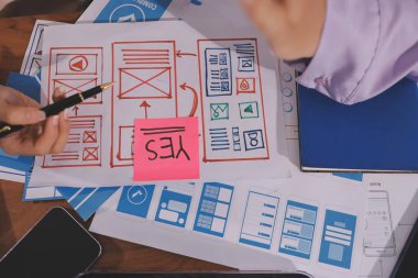 Mobil uygulama arayüzü kablo dizaynı hakkında modern ofisteki müşteri breif ve renk kodu ile fikir alışverişinde bulunan uu geliştirici ve ui tasarımcısını kapat. Yaratıcı dijital geliştirme ajansı.