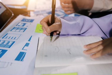 Mobil uygulama arayüzü kablo dizaynı hakkında modern ofisteki müşteri breif ve renk kodu ile fikir alışverişinde bulunan uu geliştirici ve ui tasarımcısını kapat. Yaratıcı dijital geliştirme ajansı.