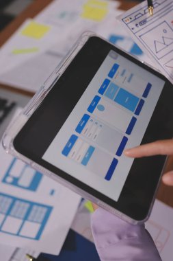 Mobil uygulama arayüzü kablo dizaynı hakkında modern ofisteki müşteri breif ve renk kodu ile fikir alışverişinde bulunan uu geliştirici ve ui tasarımcısını kapat. Yaratıcı dijital geliştirme ajansı.