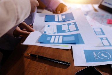 Mobil uygulama arayüzü kablo dizaynı hakkında modern ofisteki müşteri breif ve renk kodu ile fikir alışverişinde bulunan uu geliştirici ve ui tasarımcısını kapat. Yaratıcı dijital geliştirme ajansı.