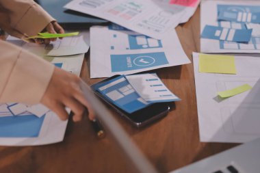 Mobil uygulama arayüzü kablo dizaynı hakkında modern ofisteki müşteri breif ve renk kodu ile fikir alışverişinde bulunan uu geliştirici ve ui tasarımcısını kapat. Yaratıcı dijital geliştirme ajansı.