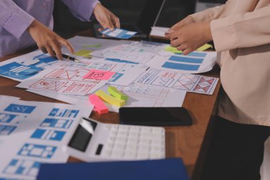 Mobil uygulama arayüzü kablo dizaynı hakkında modern ofisteki müşteri breif ve renk kodu ile fikir alışverişinde bulunan uu geliştirici ve ui tasarımcısını kapat. Yaratıcı dijital geliştirme ajansı.