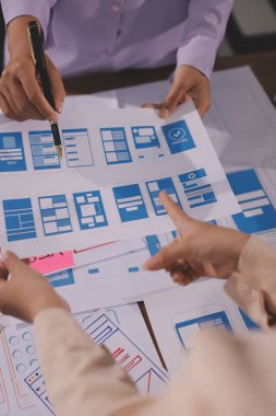 Mobil uygulama arayüzü kablo dizaynı hakkında modern ofisteki müşteri breif ve renk kodu ile fikir alışverişinde bulunan uu geliştirici ve ui tasarımcısını kapat. Yaratıcı dijital geliştirme ajansı.