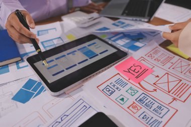 Mobil uygulama arayüzü kablo dizaynı hakkında modern ofisteki müşteri breif ve renk kodu ile fikir alışverişinde bulunan uu geliştirici ve ui tasarımcısını kapat. Yaratıcı dijital geliştirme ajansı.