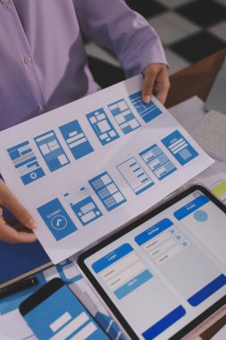 Mobil uygulama arayüzü kablo dizaynı hakkında modern ofisteki müşteri breif ve renk kodu ile fikir alışverişinde bulunan uu geliştirici ve ui tasarımcısını kapat. Yaratıcı dijital geliştirme ajansı.