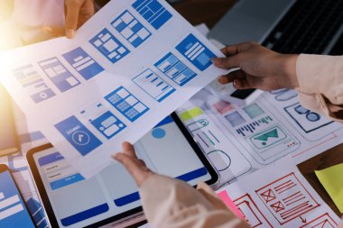 Mobil uygulama arayüzü kablo dizaynı hakkında modern ofisteki müşteri breif ve renk kodu ile fikir alışverişinde bulunan uu geliştirici ve ui tasarımcısını kapat. Yaratıcı dijital geliştirme ajansı.