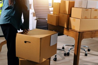 Girişim KOBİ küçük işletme girişimcisi önlük giyen Asyalı kadın dizüstü bilgisayar ve kutu kullanarak çevrimiçi müşterilere, çevrimiçi sme iş fikirlerine satış hazırlamak için siparişleri alır ve gözden geçirir.