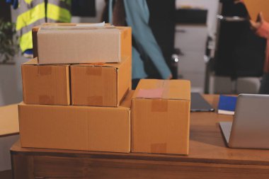 Girişim KOBİ küçük işletme girişimcisi önlük giyen Asyalı kadın dizüstü bilgisayar ve kutu kullanarak çevrimiçi müşterilere, çevrimiçi sme iş fikirlerine satış hazırlamak için siparişleri alır ve gözden geçirir.