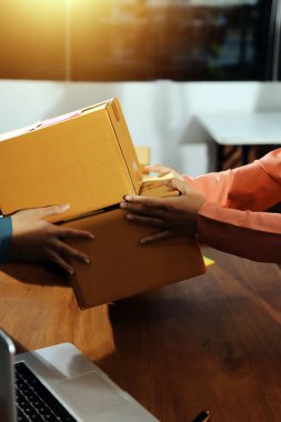 Girişim KOBİ küçük işletme girişimcisi önlük giyen Asyalı kadın dizüstü bilgisayar ve kutu kullanarak çevrimiçi müşterilere, çevrimiçi sme iş fikirlerine satış hazırlamak için siparişleri alır ve gözden geçirir.