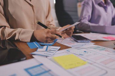 Mobil uygulama arayüzü kablo dizaynı hakkında modern ofisteki müşteri breif ve renk kodu ile fikir alışverişinde bulunan uu geliştirici ve ui tasarımcısını kapat. Yaratıcı dijital geliştirme ajansı.