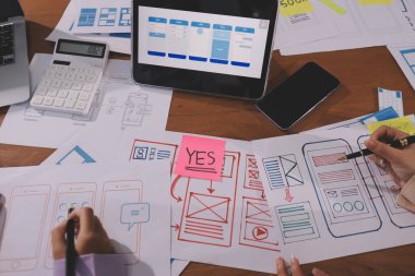 Mobil uygulama arayüzü kablo dizaynı hakkında modern ofisteki müşteri breif ve renk kodu ile fikir alışverişinde bulunan uu geliştirici ve ui tasarımcısını kapat. Yaratıcı dijital geliştirme ajansı.